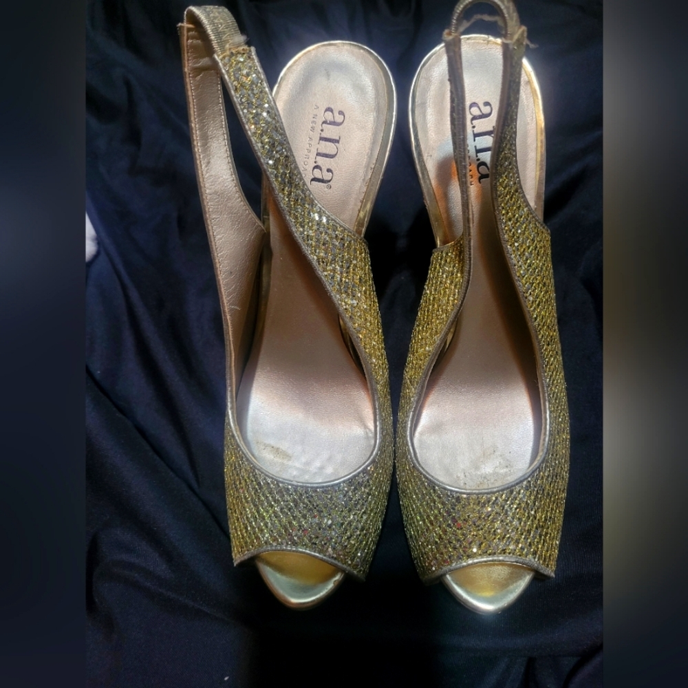 Gold glitzy pumps